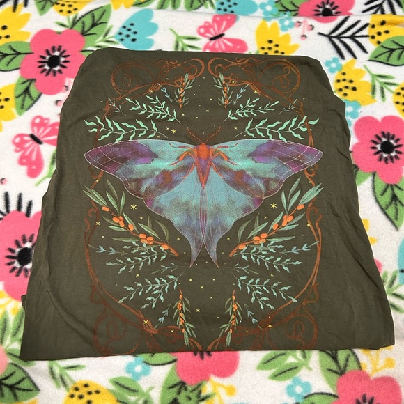 Hot Topic Moth T- Shirt - Picture 2 of 3